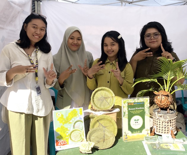 Mahasiswa Untag Surabaya Ciptakan Piring Ramah Lingkungan dari Daun Jati dan Raih Prestasi di P2MW