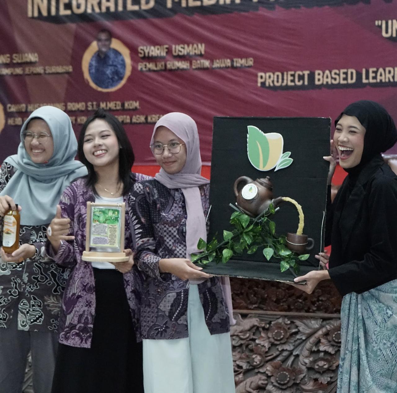 #RuangAksi | Bangun Miniatur Cangkir Rempah, Tim Kedai Rempah Haray Gaet Best Outdoor Advertising Award