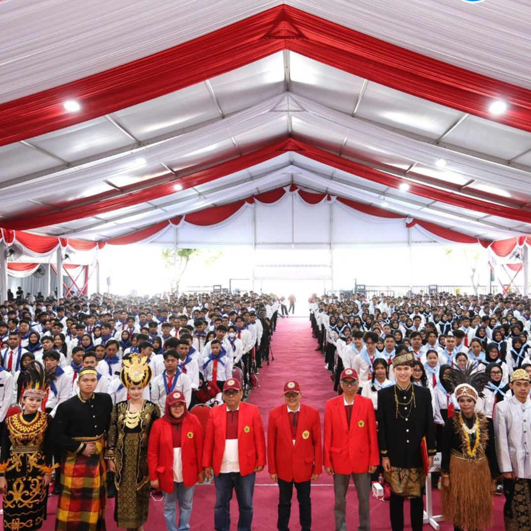PKKMB 2025: FISIP Untag Surabaya Kukuhkan Mahasiswa Baru dengan Semangat Patriotisme dan Rekor MURI