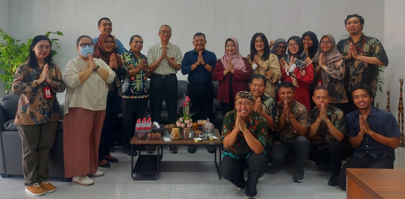 Keluarga Besar FISIP Untag Surabaya Kunjungi Rektor Untag Surabaya Silaturahmi Lebaran